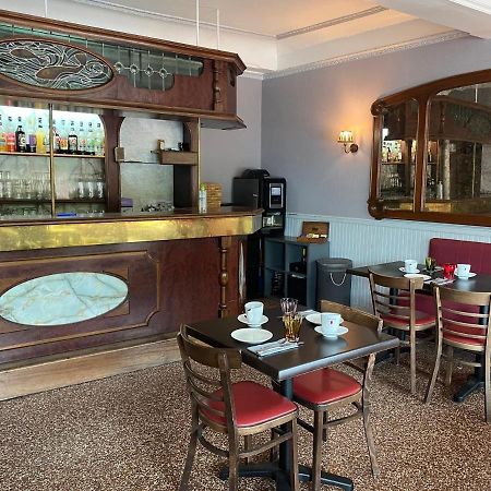 Hotel-Restaurant Les Trois Maures Verdun-sur-le-Doubs Bagian luar foto