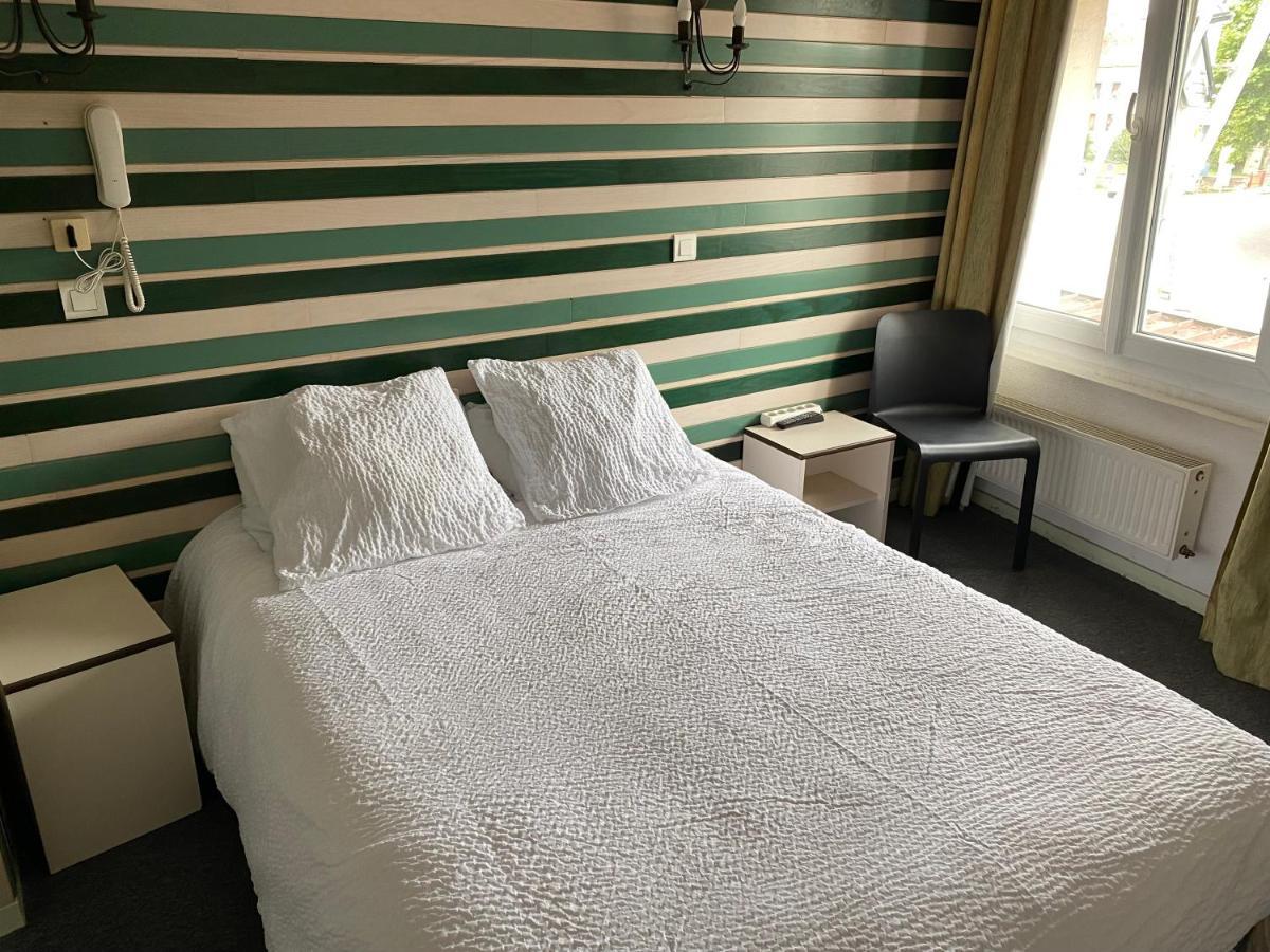 Hotel-Restaurant Les Trois Maures Verdun-sur-le-Doubs Bagian luar foto